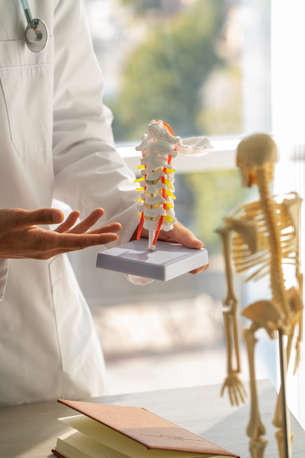 Dr. Abraham Israel Tachiquín Ruiz - Experto en Ortopedia y Traumatología